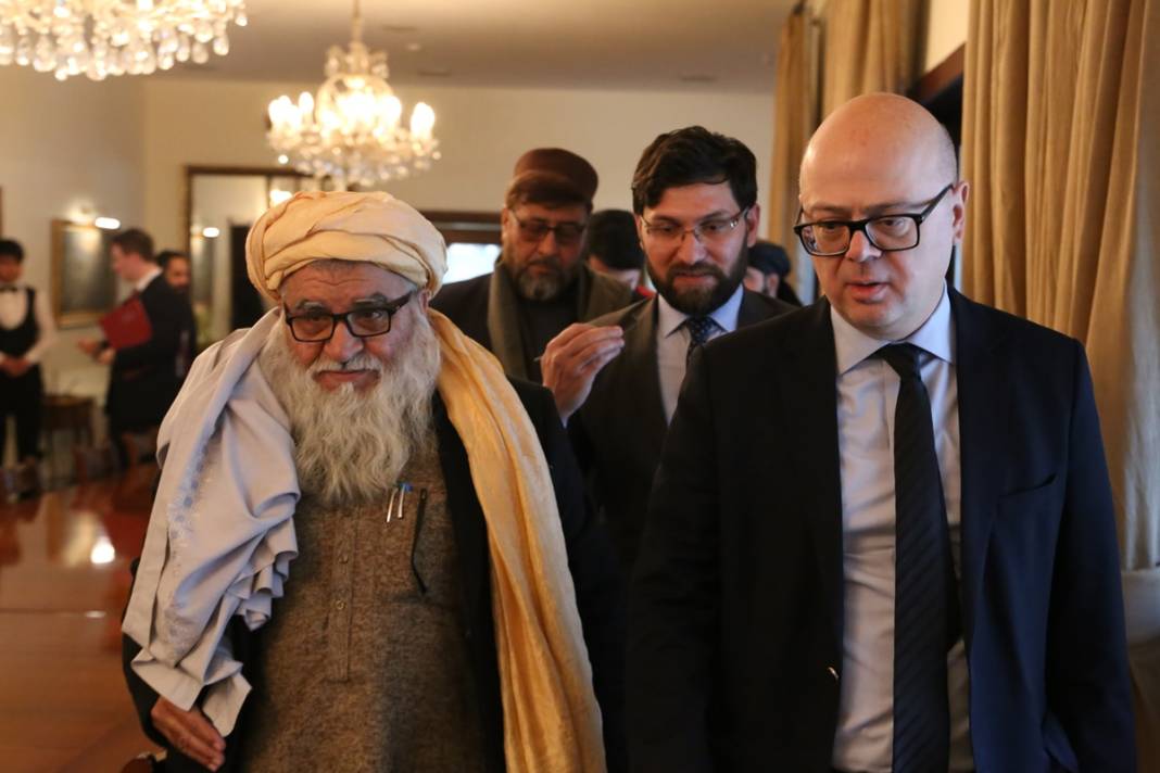 Taliban deprem yardımını poşet içinde teslim etti! İlginç anlar sosyal medyada gündem oldu 3